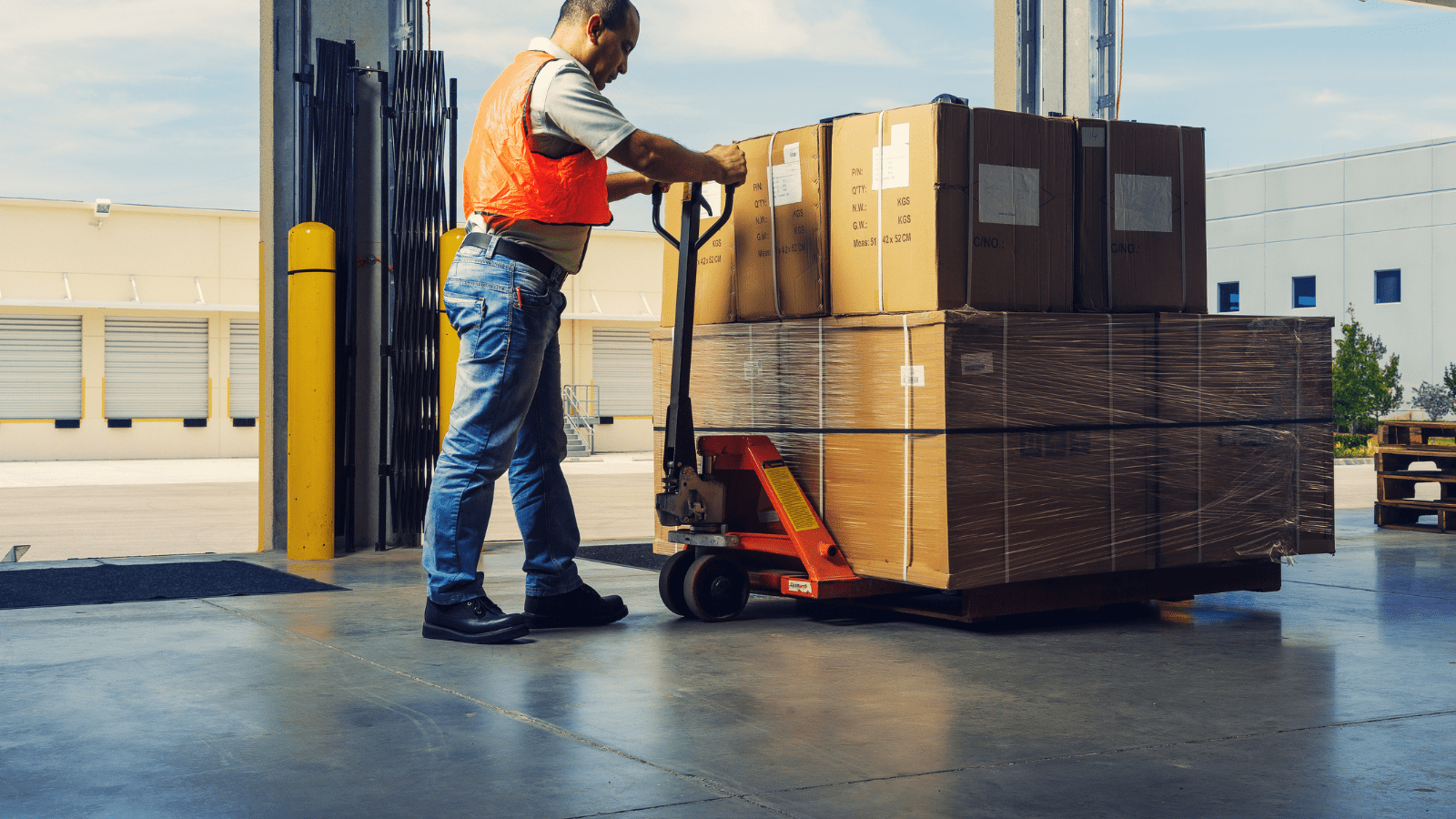 Stacked pallets in a warehouse tracked with a single licence plate number in Business Central